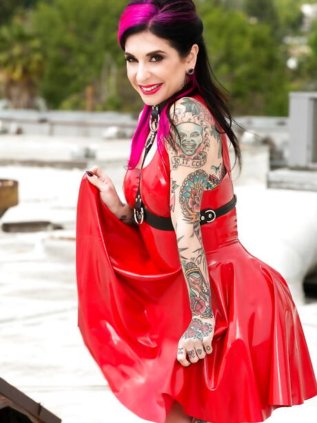 Deluxe american milf Joanna Angel shows some fetish outside